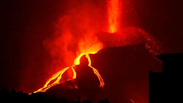 Lava fließt aus dem Vulkan Cumbre Vieja.