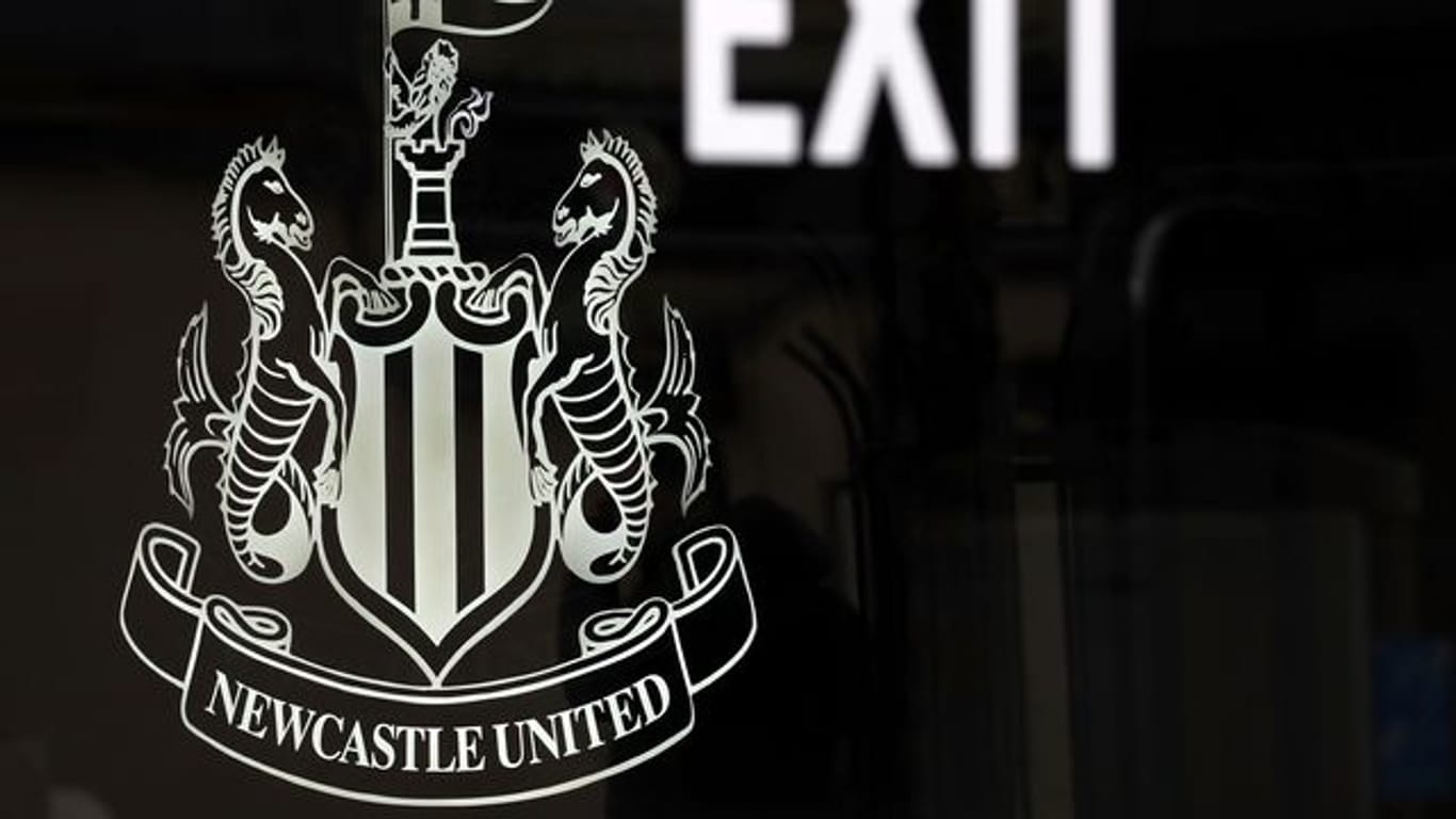 Das Logo des Fußballvereins Newcastle United neben einem Notausgang.