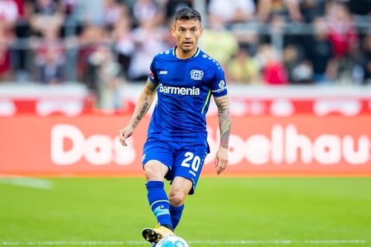 Fällt mehrere Wochen für Bayer Leverkusen aus: Charles Aranguiz in Aktion.