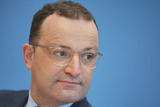 Jens Spahn (CDU), Bundesminister für Gesundheit, nimmt an einer Pressekonferenz teil.