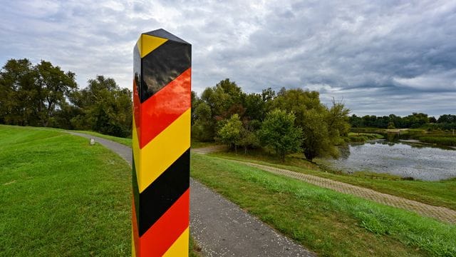Am deutsch-polnischen Grenzfluss Oder kommen mehr Migranten an - Seehofer macht einen Vorschlag. Am deutsch-polnischen Grenzfluss Oder kommen mehr Migranten an - Seehofer macht einen Vorschlag.