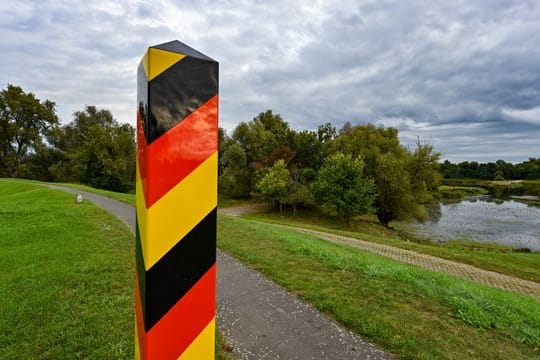 Am deutsch-polnischen Grenzfluss Oder kommen mehr Migranten an - Seehofer macht einen Vorschlag.