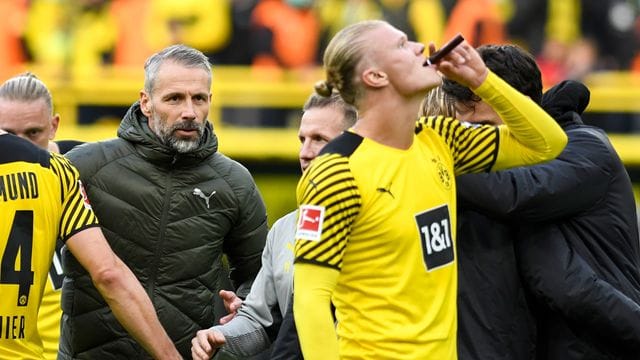Hält einen längeren Verbleib von Torjäger Erling Haaland in Dortmund für nicht ausgeschlossen: BVB-Coach Marco Rose (l). Hält einen längeren Verbleib von Torjäger Erling Haaland in Dortmund für nicht ausgeschlossen: BVB-Coach Marco Rose (l).
