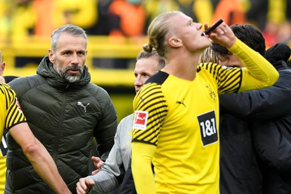 Hält einen längeren Verbleib von Torjäger Erling Haaland in Dortmund für nicht ausgeschlossen: BVB-Coach Marco Rose (l).