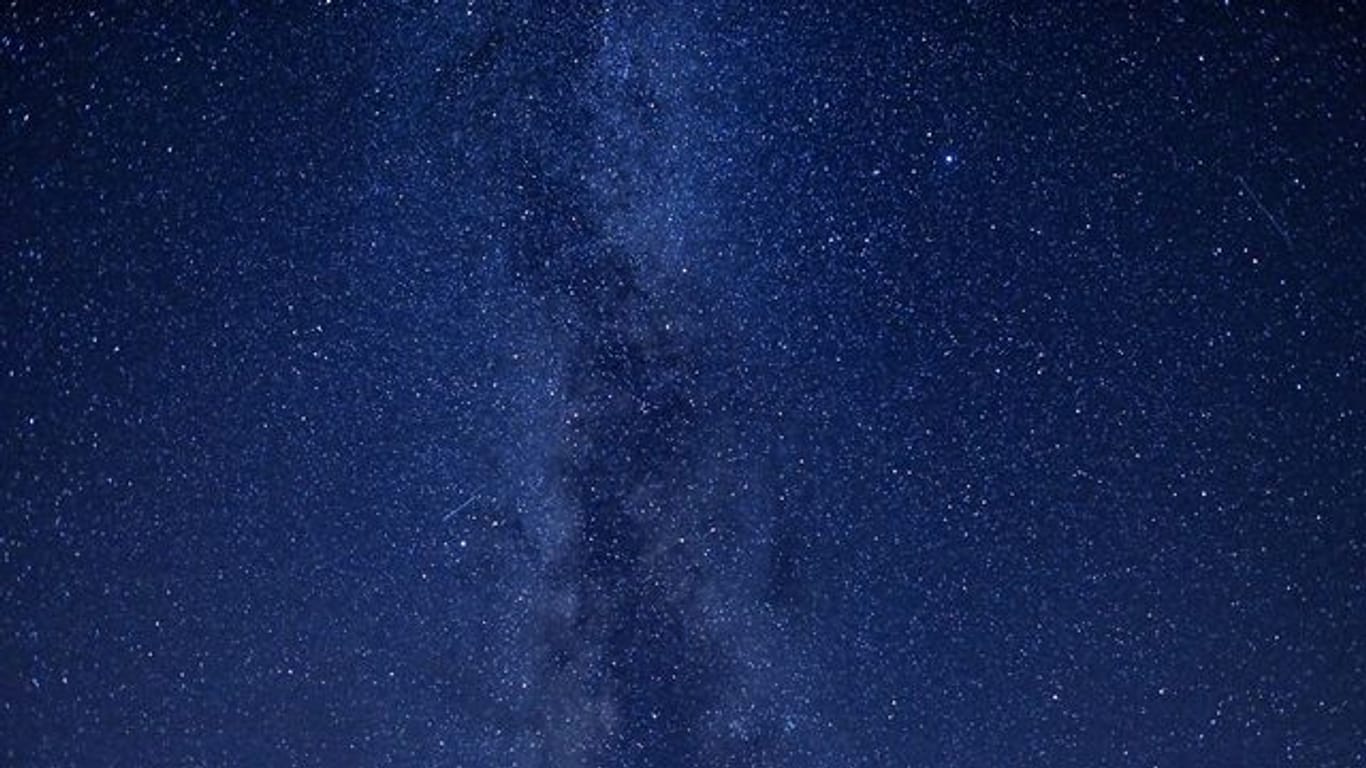 Ein Teil der Milchstraße ist am Nachthimmel zu sehen.