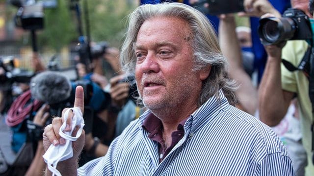 Steve Bannon, ehemaliger Berater des US-Präsidenten und US-amerikanischer Publizist, spricht nach einer Gerichtsverhandlung mit Reportern. Steve Bannon, ehemaliger Berater des US-Präsidenten und US-amerikanischer Publizist, spricht nach einer Gerichtsverhandlung mit Reportern.