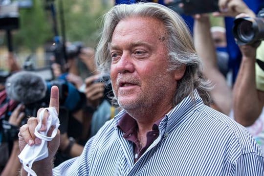 Steve Bannon, ehemaliger Berater des US-Präsidenten und US-amerikanischer Publizist, spricht nach einer Gerichtsverhandlung mit Reportern.