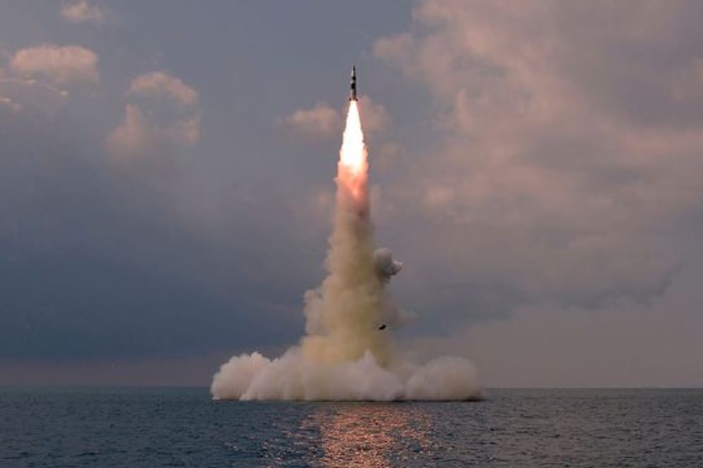 Dieses von der nordkoreanischen Regierung zur Verfügung gestellte Foto zeigt eine ballistische Rakete, die in Nordkorea von einem U-Boot aus gestartet wurde.