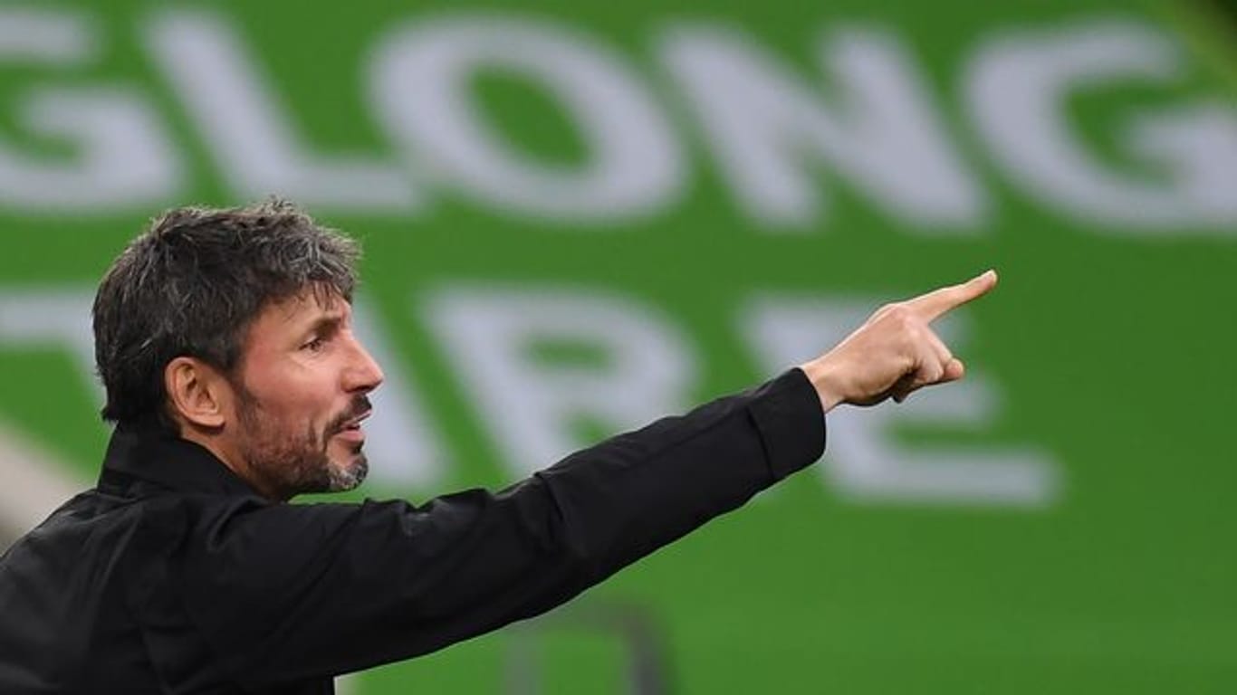 Ist mit Wolfsburg in Salzburg gefordert: VfL-Coach Mark van Bommel.