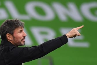 Ist mit Wolfsburg in Salzburg gefordert: VfL-Coach Mark van Bommel.