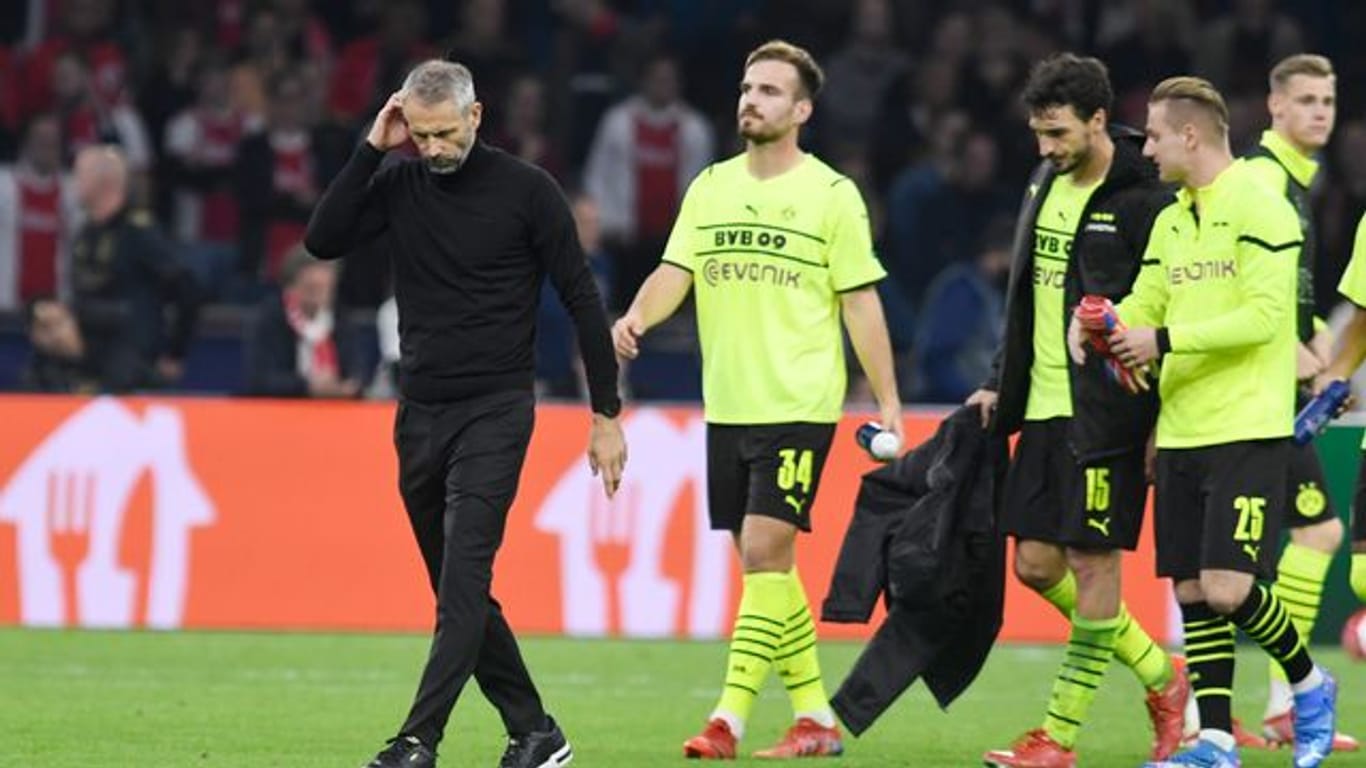 Nach der Niederlage gehen Dortmunds Trainer Marco Rose und die Spieler in Amsterdam vom Platz.