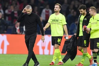 Nach der Niederlage gehen Dortmunds Trainer Marco Rose und die Spieler in Amsterdam vom Platz.