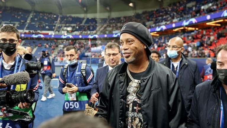 Der ehemalige Profi-Fußballer Ronaldo de Assis Moreira, besser bekannt als Ronaldinho, besucht die Champions-League-Partie im Prinzenpark.