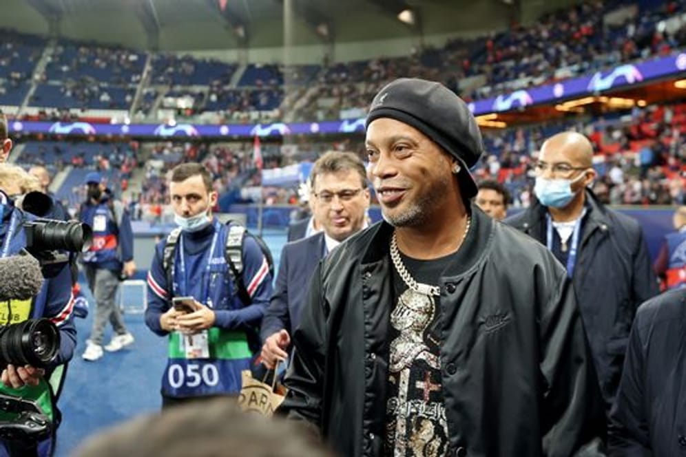 Der ehemalige Profi-Fußballer Ronaldo de Assis Moreira, besser bekannt als Ronaldinho, besucht die Champions-League-Partie im Prinzenpark.