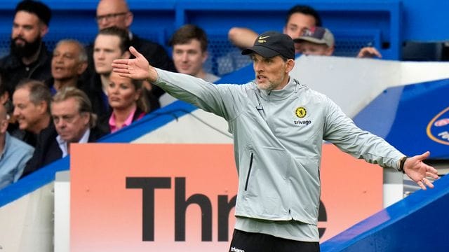 Thomas Tuchel, Trainer des FC Chelsea, gestikuliert am Spielfeldrand.