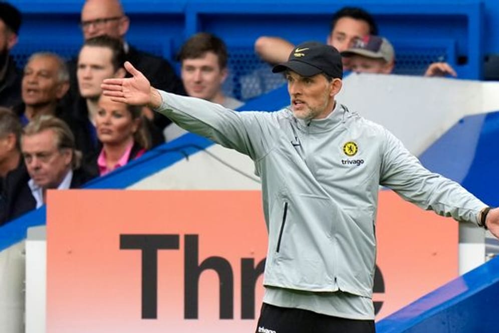 Thomas Tuchel, Trainer des FC Chelsea, gestikuliert am Spielfeldrand.