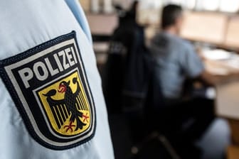 Die Bundespolizei hat zwei ehemalige Bundeswehrsoldaten festgenommen, die unter dem Vedacht stehen, den Aufbau einer Söldnertruppe geplant zu haben.