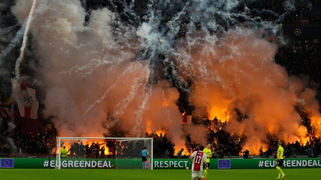 Beim Spiel in Amsterdam wird Pyrotechnik auf den Tribünen abgebrannt.