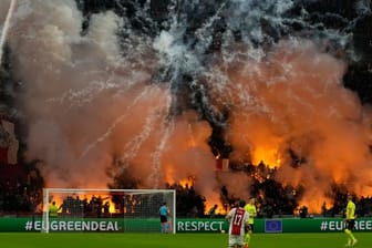 Beim Spiel in Amsterdam wird Pyrotechnik auf den Tribünen abgebrannt.