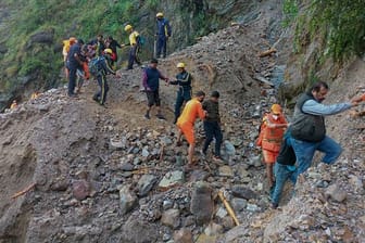 Mitarbeiter der nationalen Katastrophenschutztruppe in Indien bei der Rettung von Zivilisten, die nach schweren Regenfällen im Dorf Chhara gestrandet sind.