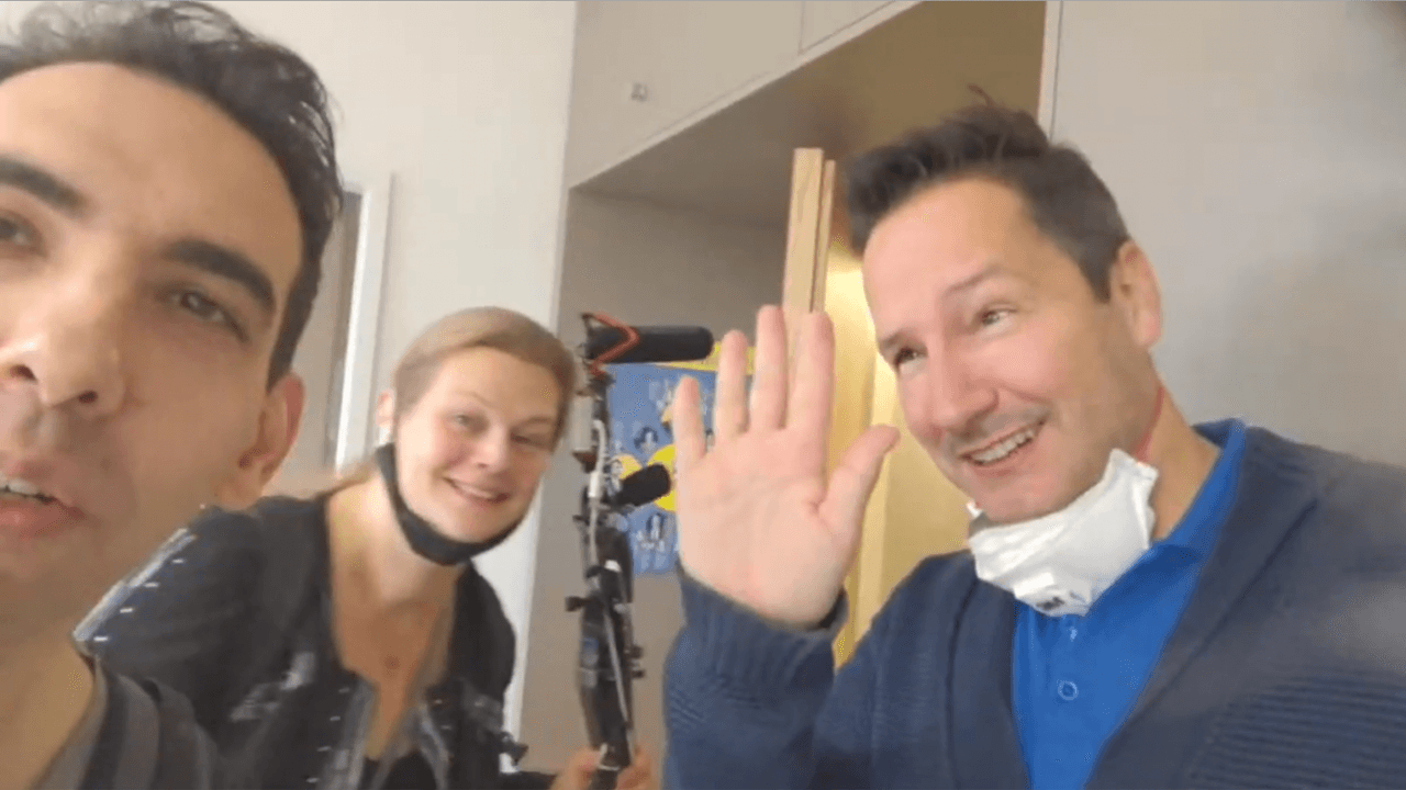 Grüße an die Zuschauer: Die Streamer (von rechts) Thorsten Schulte, Daniela Scheible und Ilia Tabere. Die Bundestagsverwaltung hat Bußgeldbescheide wegen ihrer Aktion verschickt.