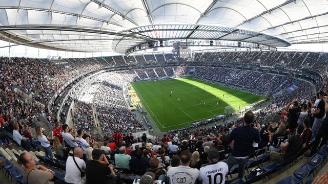 Eintracht Frankfurt darf das Stadion wieder komplett füllen.