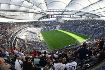 Eintracht Frankfurt darf das Stadion wieder komplett füllen.