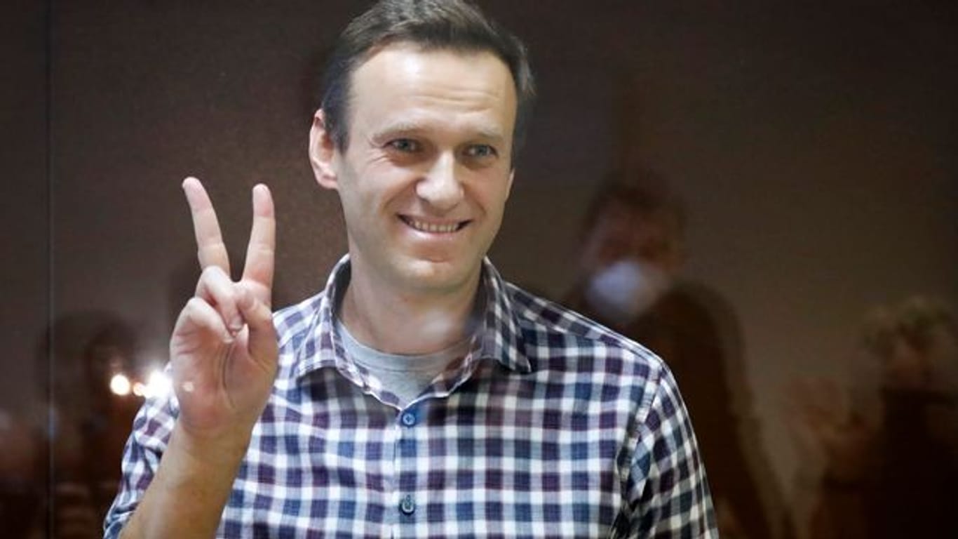 Alexej Nawalny, russischer Oppositionsführer, mit dem Peace-Zeichen im Bezirksgericht Babuskinskij in Moskau.