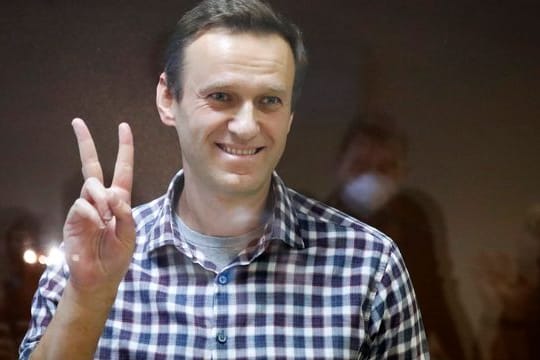 Alexej Nawalny, russischer Oppositionsführer, mit dem Peace-Zeichen im Bezirksgericht Babuskinskij in Moskau.