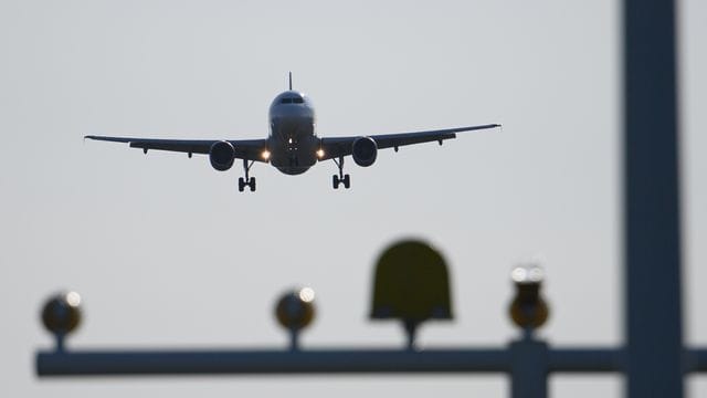 Allein der innerdeutsche Flugverkehr ist jährlich für etwa zwei Millionen Tonnen CO2 verantwortlich. Allein der innerdeutsche Flugverkehr ist jährlich für etwa zwei Millionen Tonnen CO2 verantwortlich.