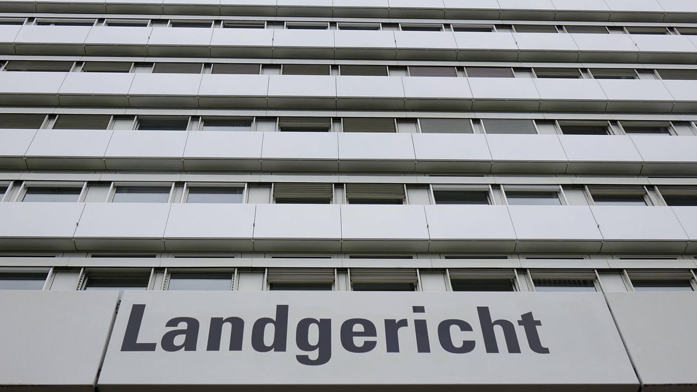Schriftzug am Gerichtsgebäude in der Luxemburger Straße (Symbolbild): Am Kölner Landgericht wird aktuell der Fall eines 19-Jährigen verhandelt, der versucht haben soll, die Mutter einre Mitschülerin zu ermorden.