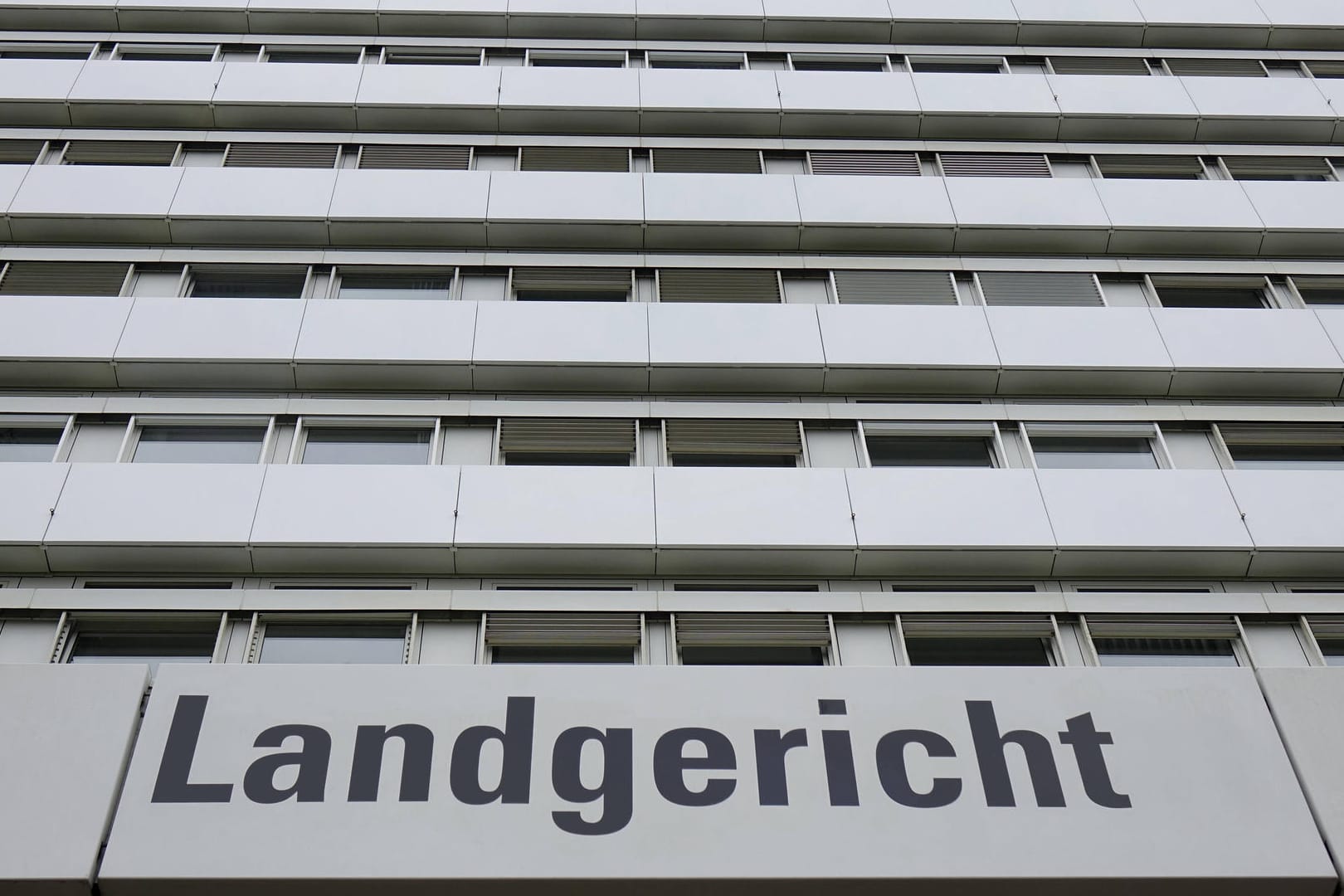 Schriftzug am Gerichtsgebäude in der Luxemburger Straße (Symbolbild): Am Kölner Landgericht wird aktuell der Fall eines 19-Jährigen verhandelt, der versucht haben soll, die Mutter einre Mitschülerin zu ermorden.