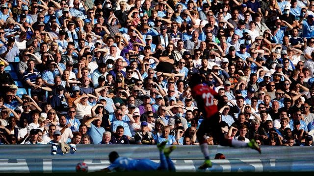 Ein Fan von Manchester City ist nach dem Champions-League-Spiel beim FC Brügge attackiert und lebensgefährlich verletzt worden.