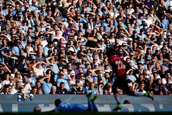 Ein Fan von Manchester City ist nach dem Champions-League-Spiel beim FC Brügge attackiert und lebensgefährlich verletzt worden.