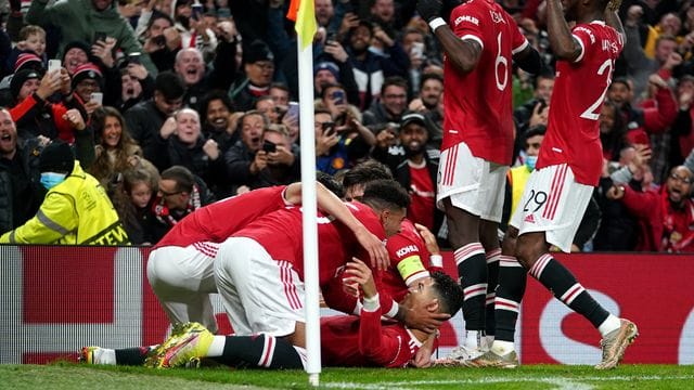 Cristiano Ronaldo (am Boden) machte den Sieg von Manchester United gegen Atalanta Bergamo perfekt.