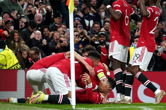 Cristiano Ronaldo (am Boden) machte den Sieg von Manchester United gegen Atalanta Bergamo perfekt.