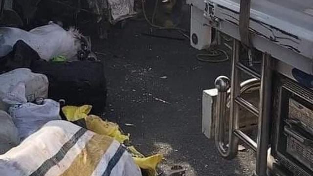 Rettungskfräfte an der Unfallstelle am Stadtrand von Kairo.