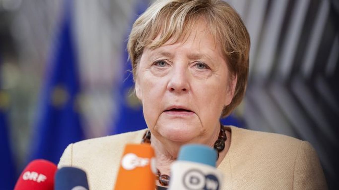 Bundeskanzlerin Angela Merkel steht in Brüssel Journalisten Rede und Antwort.