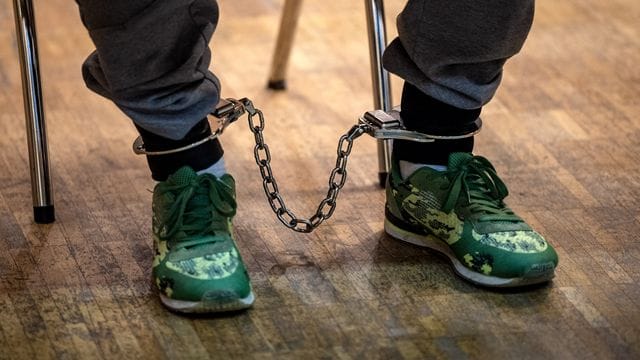 Einer der Angeklagten im Mordprozess sitzt in der Stadthalle.