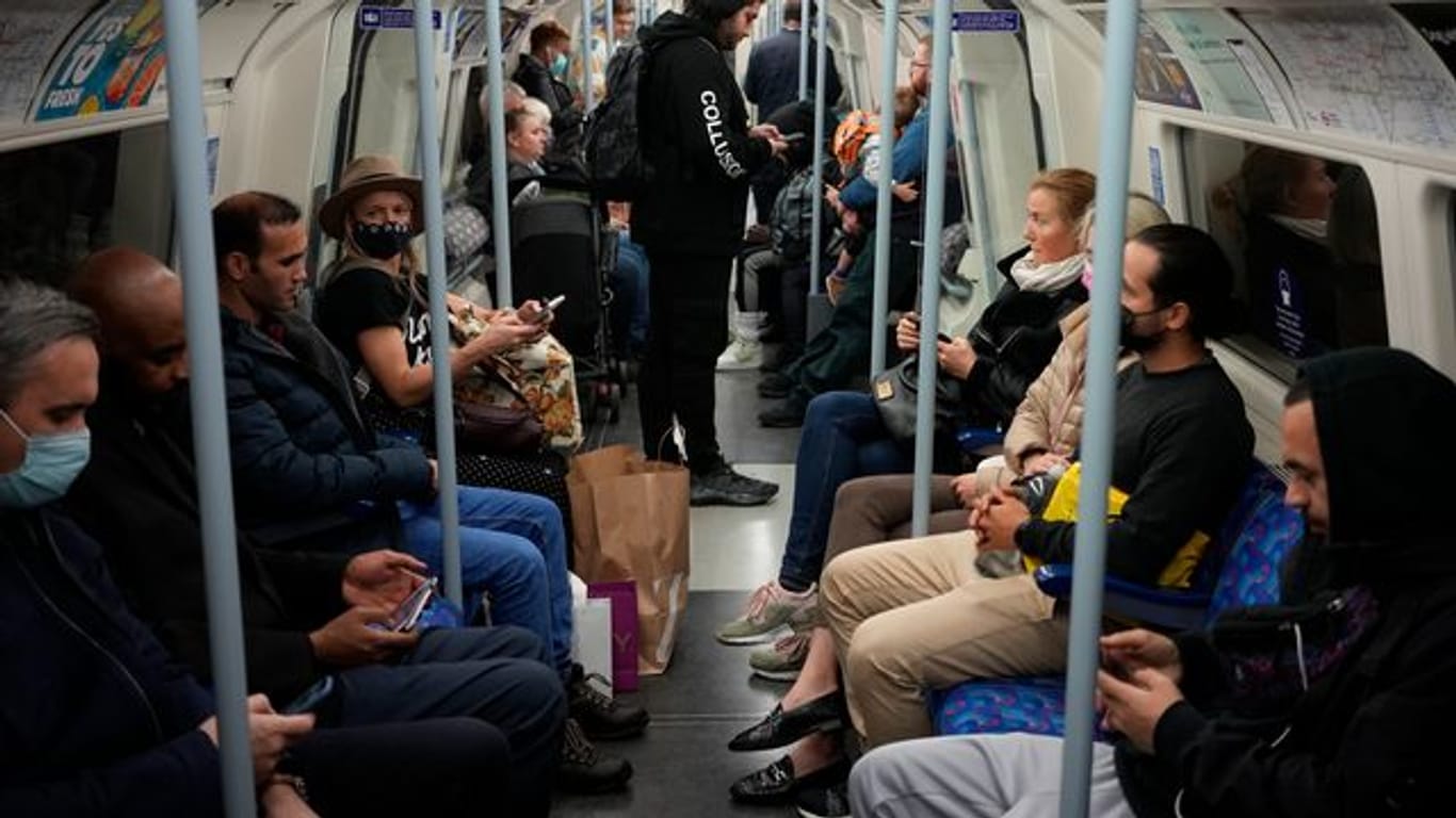Eigentlich herrscht zumindest in U-Bahnen in London Maskenpflicht.