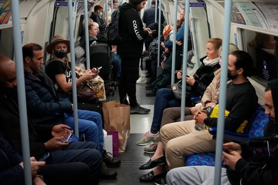 Eigentlich herrscht zumindest in U-Bahnen in London Maskenpflicht.