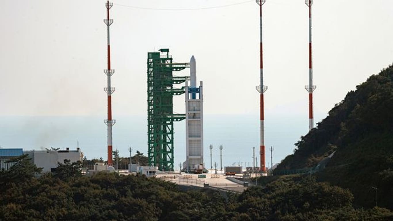 Eine Testversion von Südkoreas selbst entwickelter Weltraumrakete "Nuri" steht auf der Startrampe im Naro Space Center, 473 Kilometer südlich von Seoul.