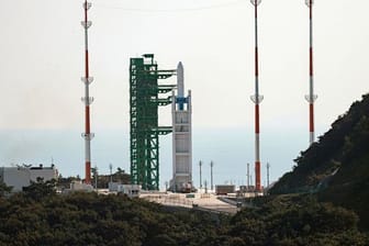 Eine Testversion von Südkoreas selbst entwickelter Weltraumrakete "Nuri" steht auf der Startrampe im Naro Space Center, 473 Kilometer südlich von Seoul.