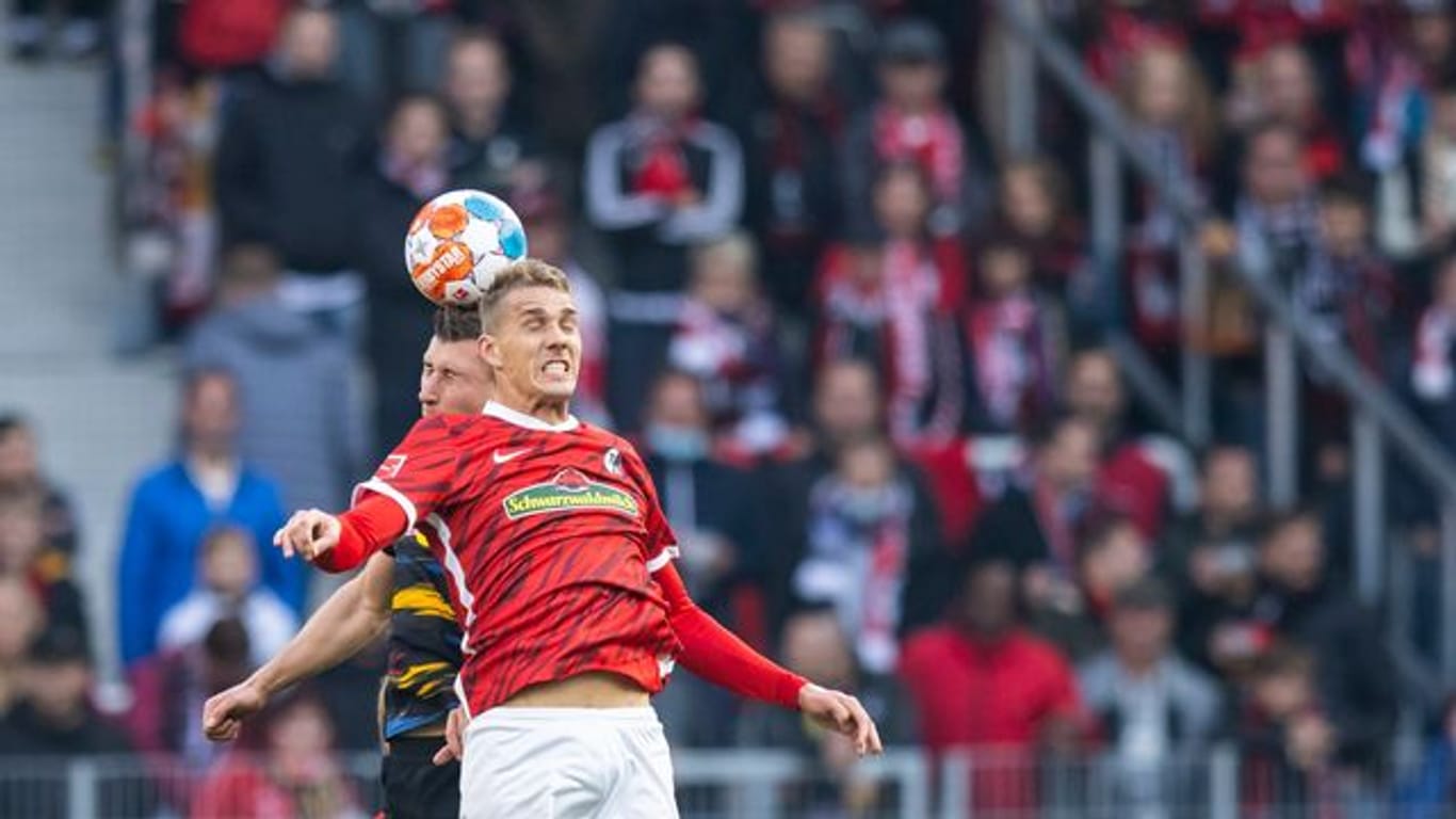 Der SC Freiburg bangt um den Einsatz von Nils Petersen (r).