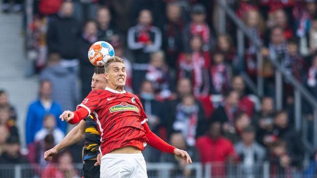 Der SC Freiburg bangt um den Einsatz von Nils Petersen (r).