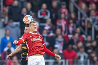 Der SC Freiburg bangt um den Einsatz von Nils Petersen (r).