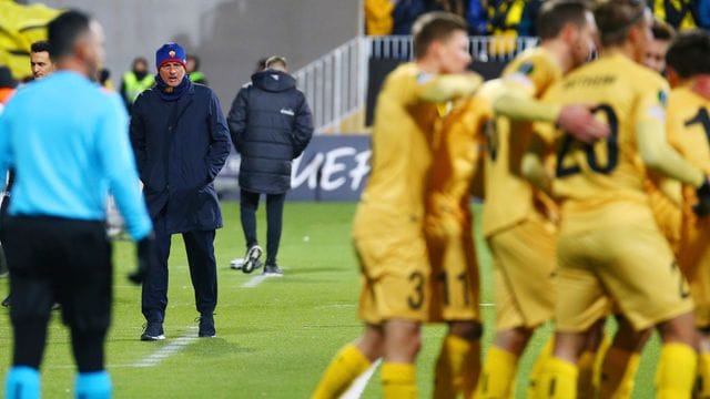 José Mourinho (l) musste mit AS Rom eine heftige Packung bei FK Bodö/Glimt hinnehmen.