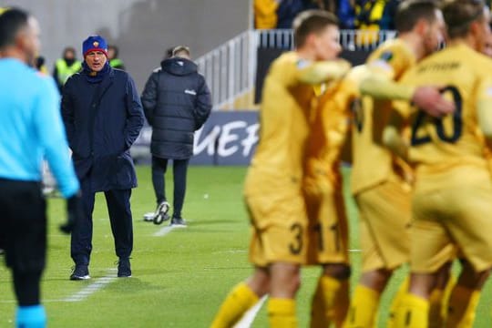 José Mourinho (l) musste mit AS Rom eine heftige Packung bei FK Bodö/Glimt hinnehmen.