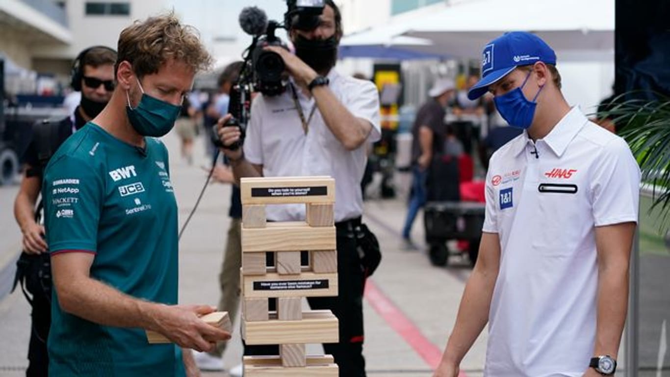Duell der anderen Art in Austin: Sebastian Vettel (l) und Mick Schumacher spielen Jenga.
