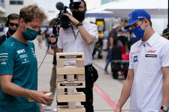 Duell der anderen Art in Austin: Sebastian Vettel (l) und Mick Schumacher spielen Jenga.